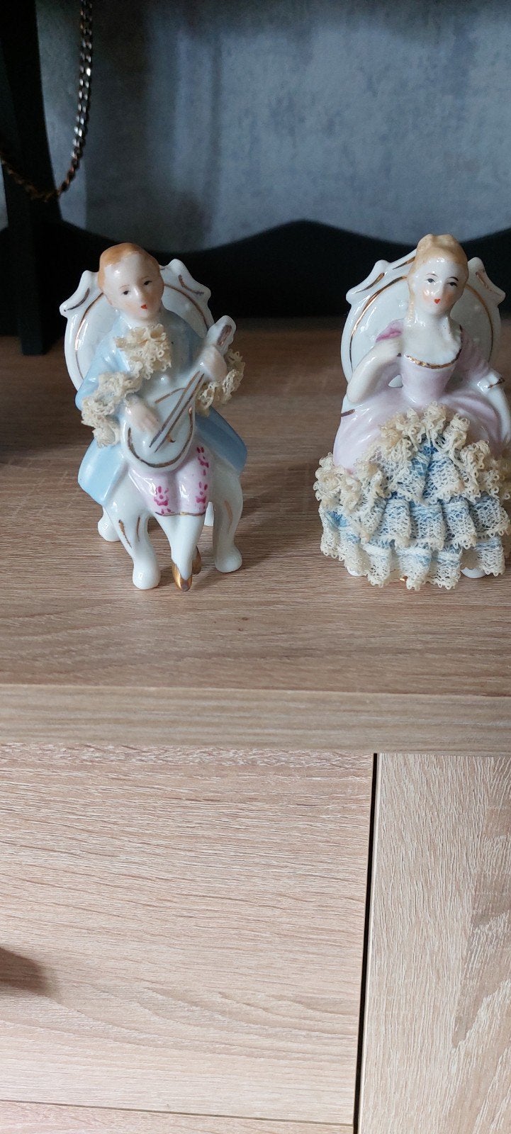 Vintage porseleinen beeldjes: man met luit en vrouw, Ophalen of Verzenden