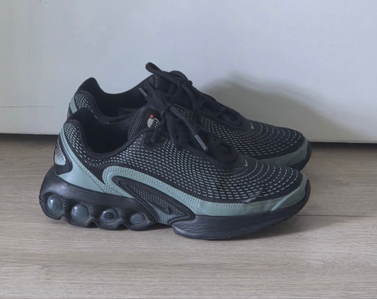 Nike sneakers maat 35,5 met gescheurde zijkant, Ophalen of Verzenden