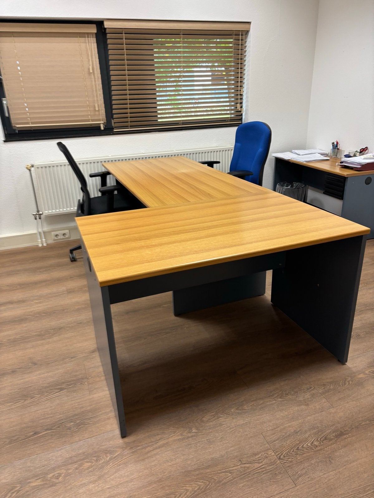 Foto 4 van 9 bureaus met bureaustoelen en ladenblokken - goede staat