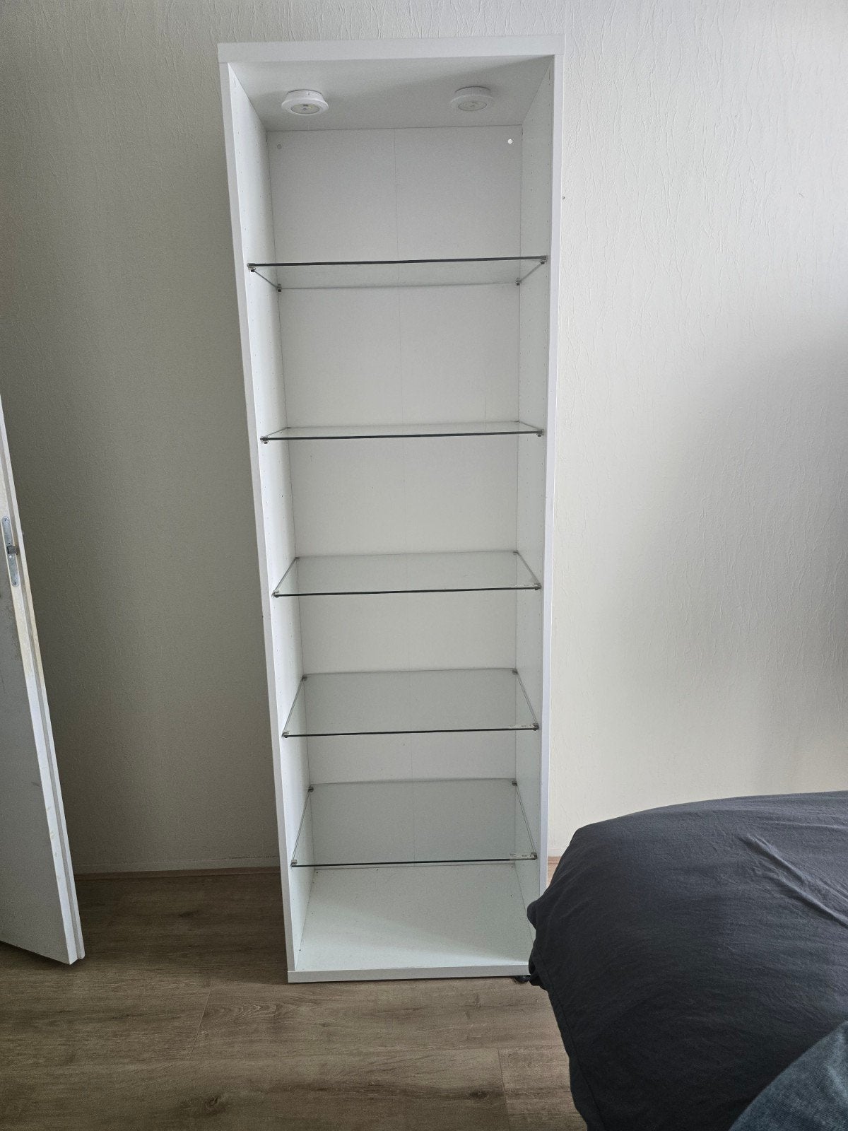 Witte vitrinekast met glazen planken en verlichting, Met plank(en), Minder dan 50 cm, Ophalen of Verzenden, Zo goed als nieuw