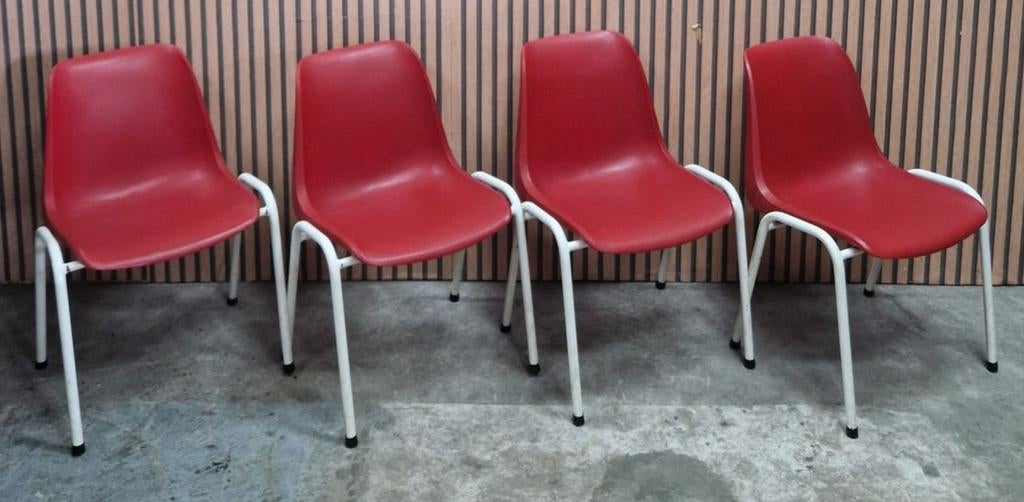 16 x Helmut Starke kuipstoelen kantine stoelen horeca rood, Kunststof, Ophalen of Verzenden, Zo goed als nieuw, Vijf, Zes of meer stoelen
