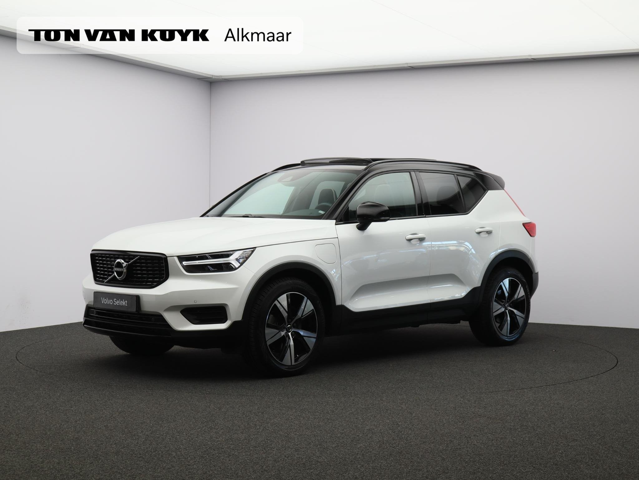 Volvo XC40 T5 262PK Plug in Hybrid R-Design / Trekhaak / Pan, Met garantie (alle), Wit, Hybride Elektrisch/Benzine, 3 cilinders