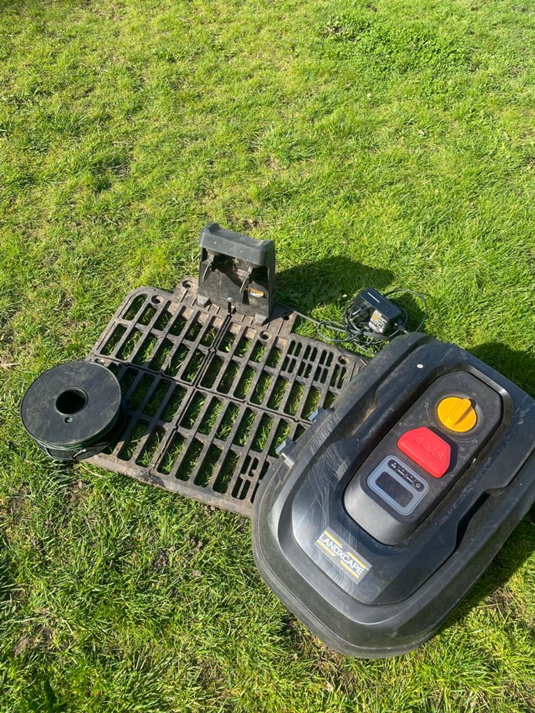 LandXcape Robotmaaier met laadstation en begrenzingsdraad, Ophalen, Gebruikt, 20 tot 25 cm