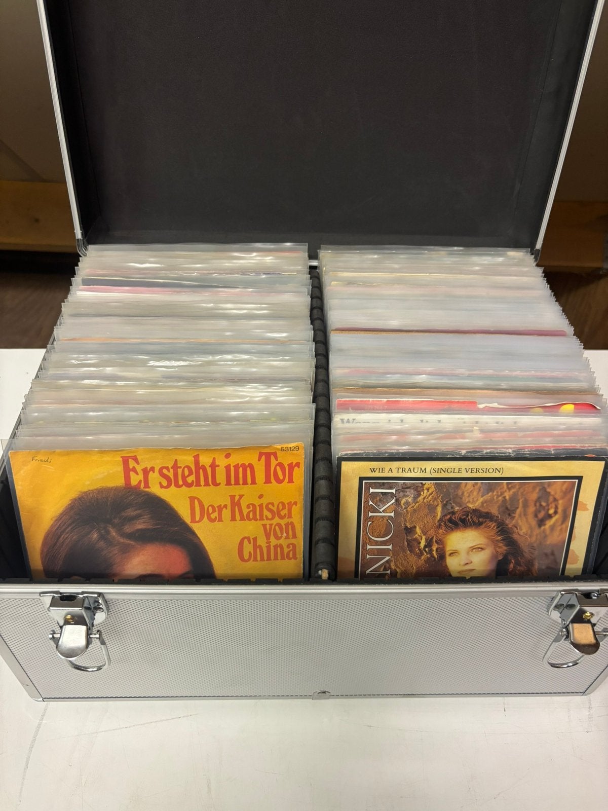 200 piraten singels in koffer, Cd's en Dvd's, Ophalen of Verzenden, Zo goed als nieuw