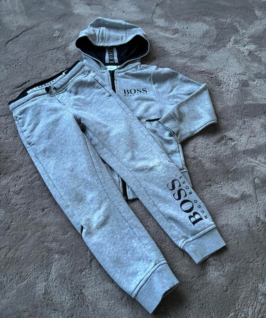 BOSS Hugo Boss Trainingspak Grijs - Zo goed als nieuw, Kinderen en Baby's, Kinderkleding | Maat 116, Ophalen of Verzenden, Zo goed als nieuw