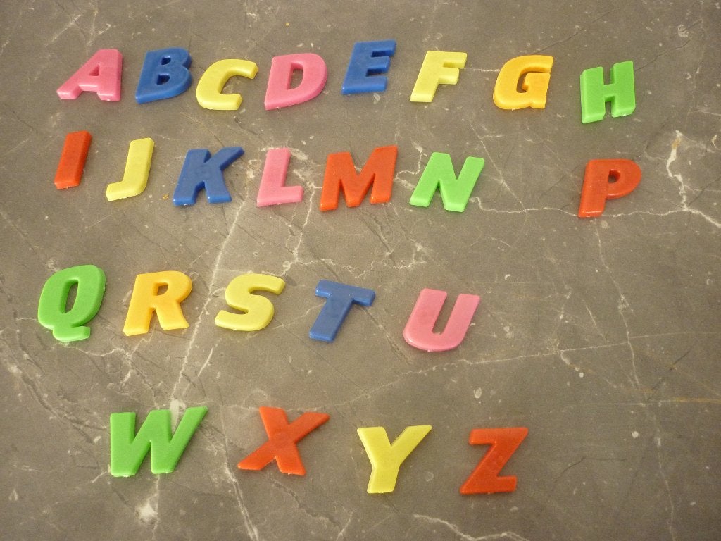 24 alfabet magneetjes / letters gekleurd, Kinderen en Baby's, Ophalen of Verzenden, Gebruikt, Taal en Lezen