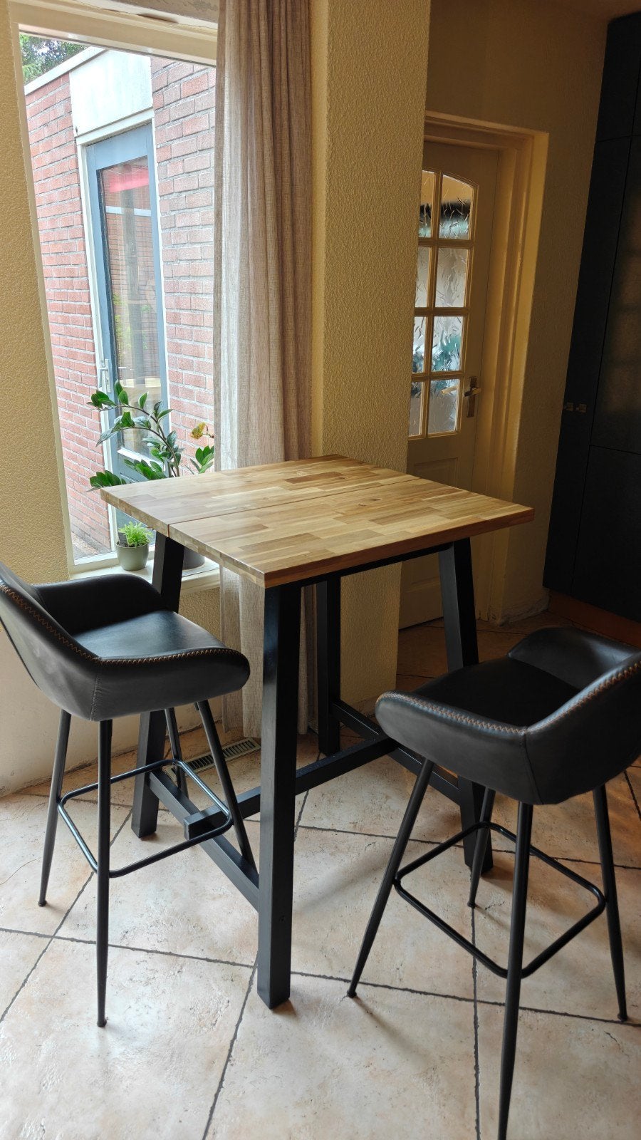 Ikea SKOGSTA bartafel + 2 hoge stoelen, Ophalen, Zo goed als nieuw