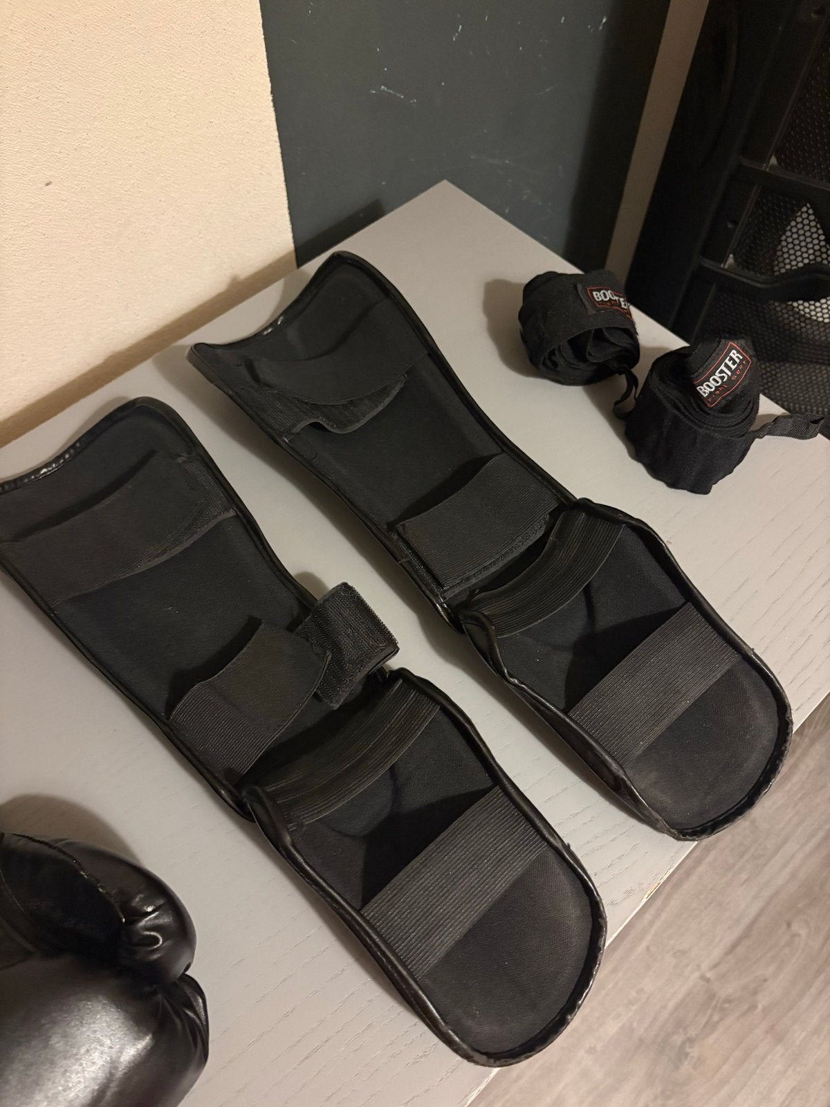 Boksspullen set: handschoenen, scheenbeschermers en bandages, Sport en Fitness, Ophalen, Gebruikt, Bokshandschoenen