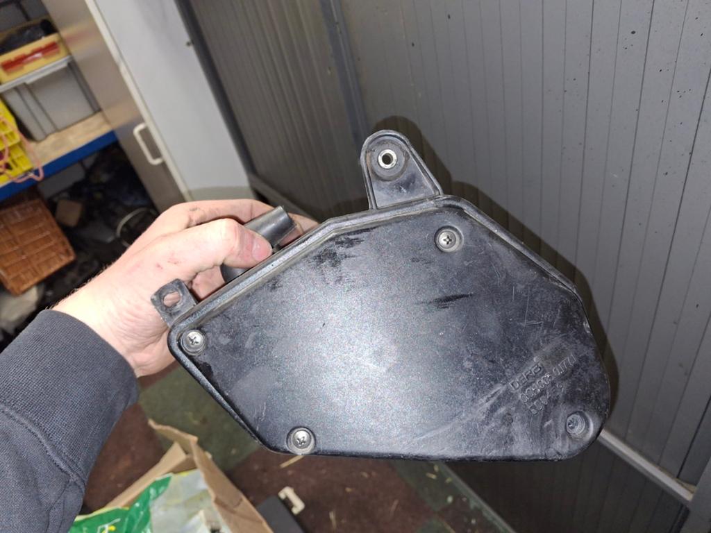 Derbi lucht filter box origeneel, Fietsen en Brommers, Brommeronderdelen | Scooters, Ophalen of Verzenden, Zo goed als nieuw, Carburateur