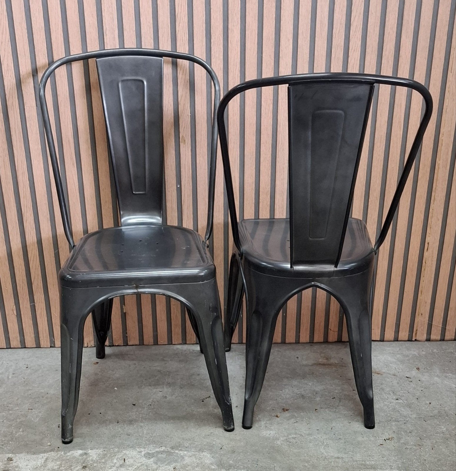 24 x industriële stoelen metaal tolix cafestoelen horeca, Zwart, Ophalen of Verzenden, Zo goed als nieuw, Metaal