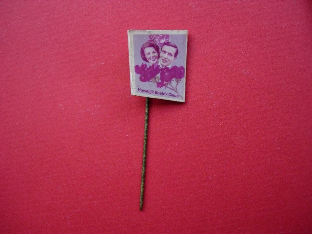 speldje Beatrix en Claus met rozen, Verzenden, Zo goed als nieuw, Stad of Land, Speldje of Pin