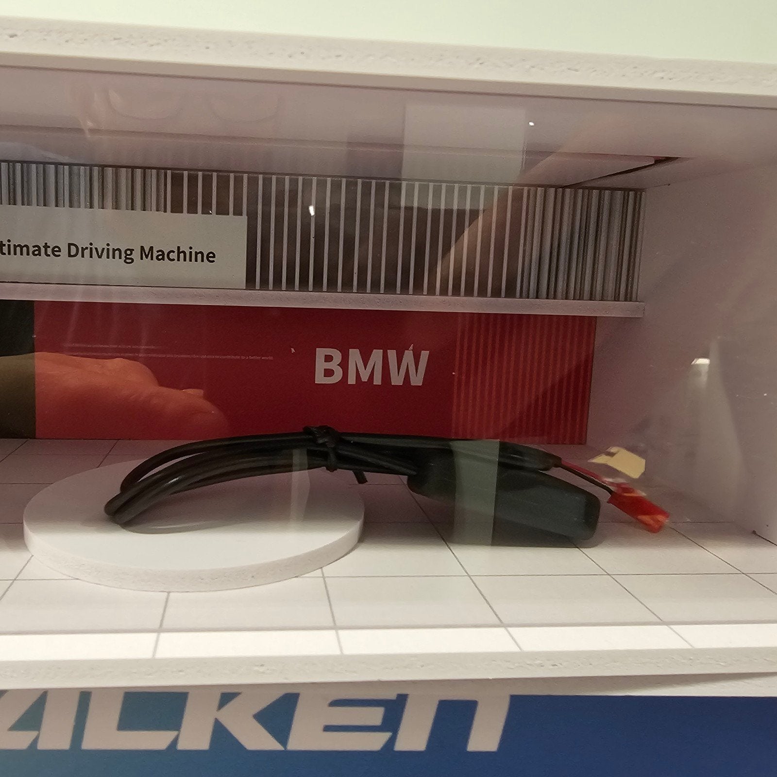 BMW Showroom Display - The Ultimate Driving Machine, BMW AG, Nieuw, Ophalen of Verzenden, Contact@bmw.de