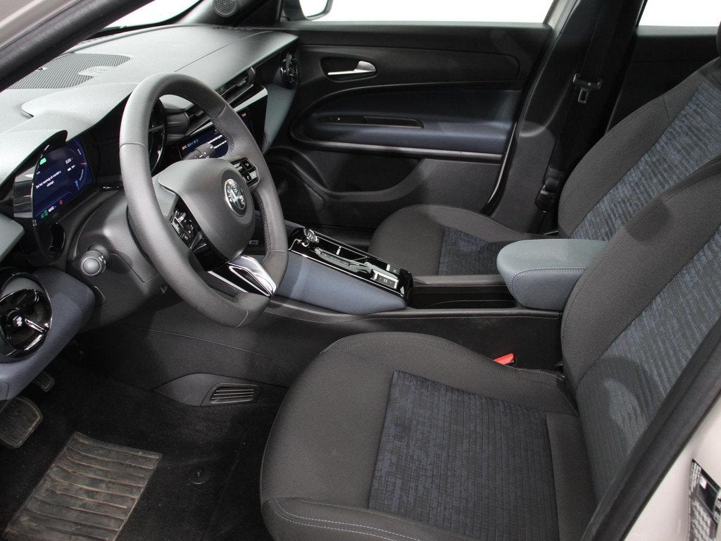 Alfa Romeo Junior Elettrica Automaat 156PK Adaptieve Cruise, 413 km, Stof, Gebruikt, Parkeersensor