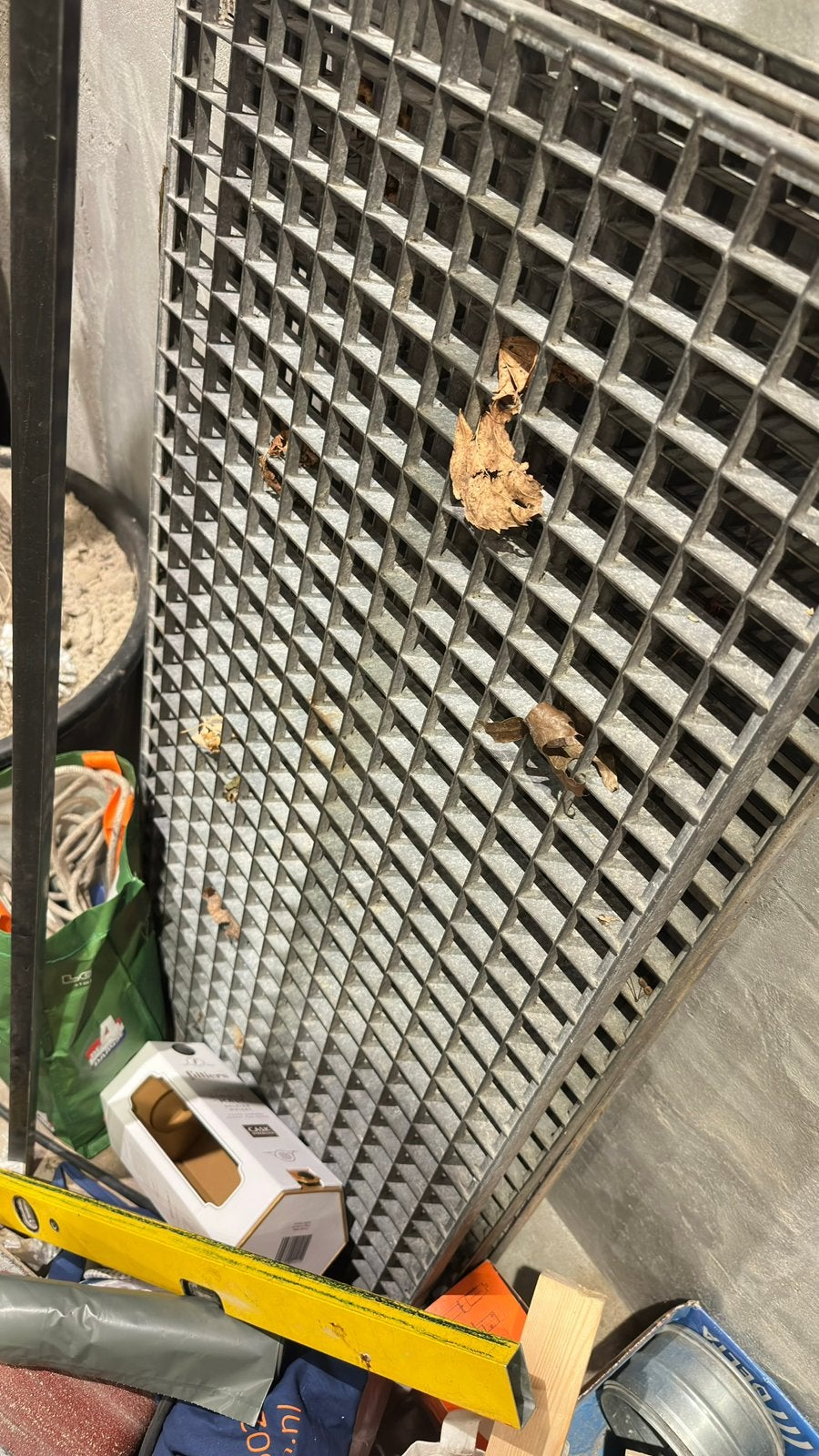 Gegalvaniseerde kelderroosters, Tuin en Terras, Ophalen, Zo goed als nieuw