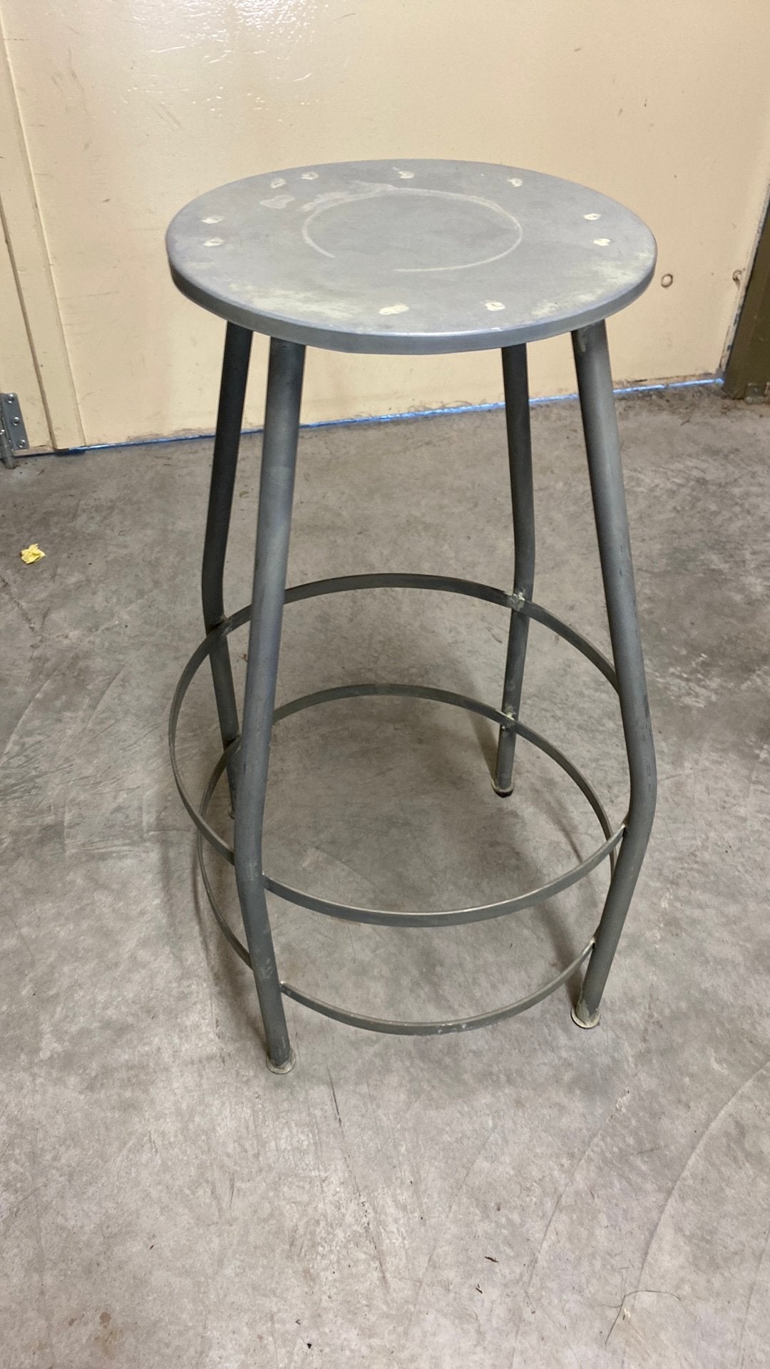 Metalen vintage kruk, 1 kruk, Ophalen, 60 tot 90 cm