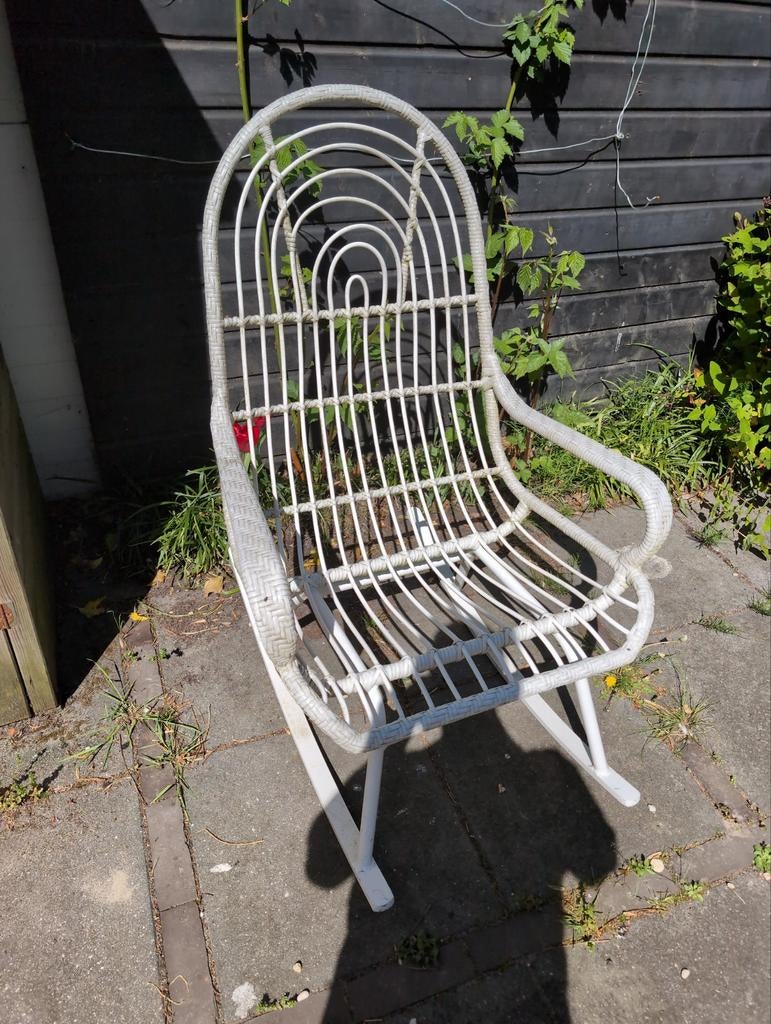 Gratis af te halen: Witte rieten schommelstoel, Ophalen, Gebruikt, Wit, Riet of Rotan