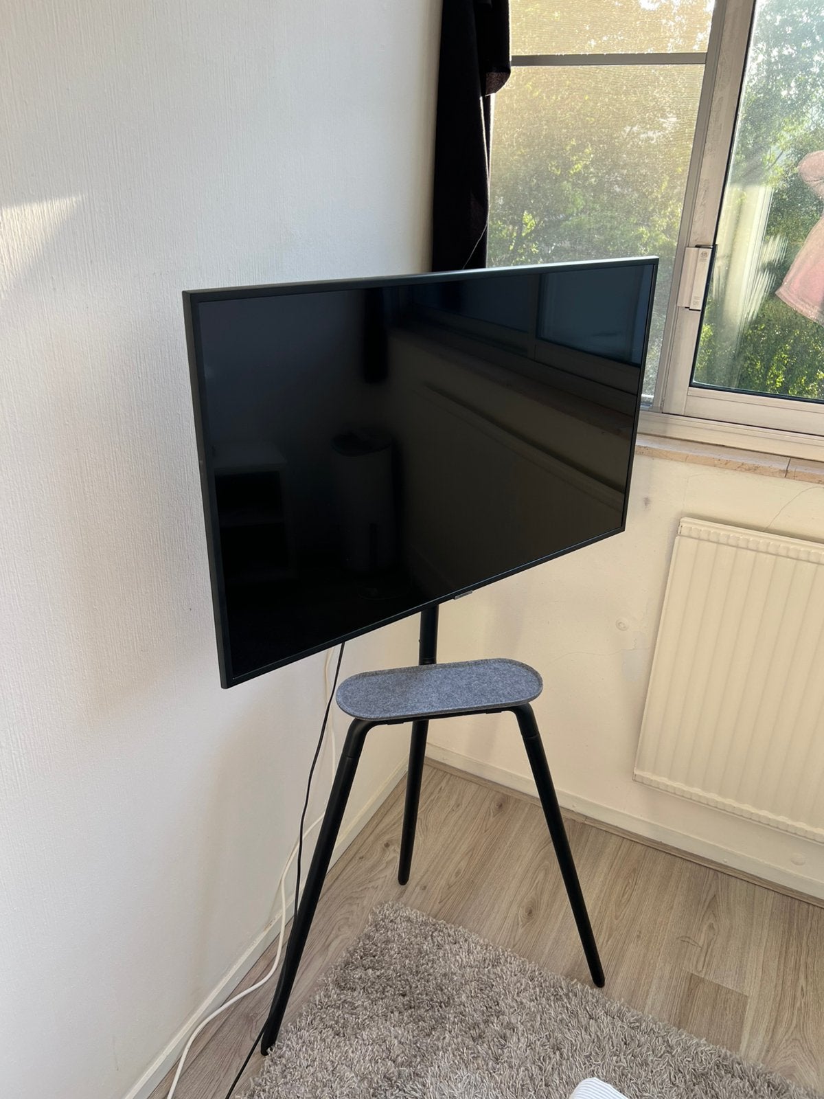 Universele tripod tv-standaard / tv-ezel met plank – zwart, Ophalen, Zo goed als nieuw