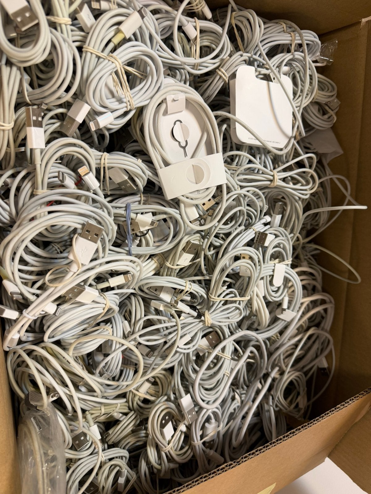 4,400 Original Apple iPhone Cables, Ophalen of Verzenden, Zo goed als nieuw