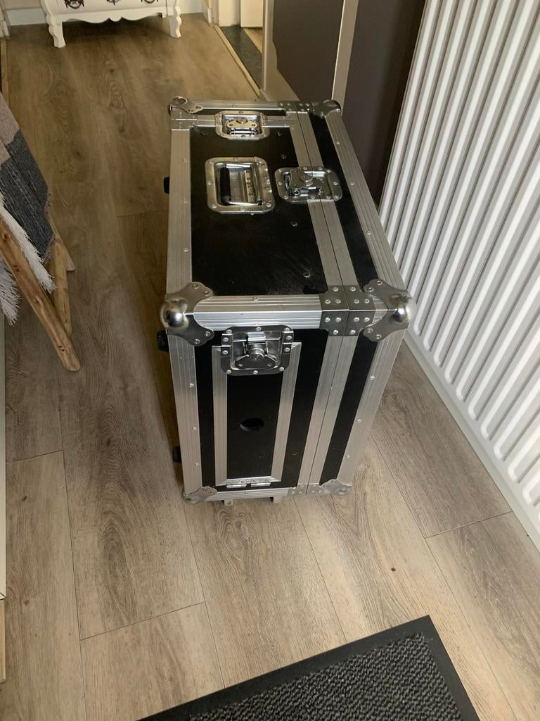 Geluidsinstallatie in flightcase met MP3/CD speler & 8-kanaa, Ophalen of Verzenden, Gebruikt, 5 tot 10 kanalen, Microfooningang