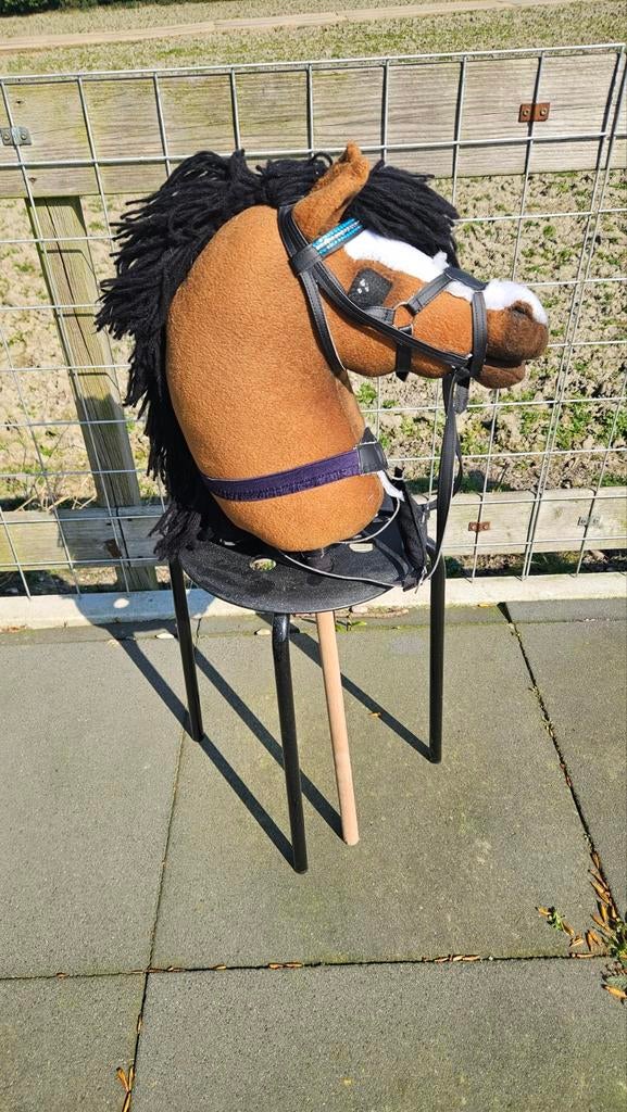 Mooie bruine hobbyhorse met stok en hoofdstel, Ophalen of Verzenden, Gebruikt