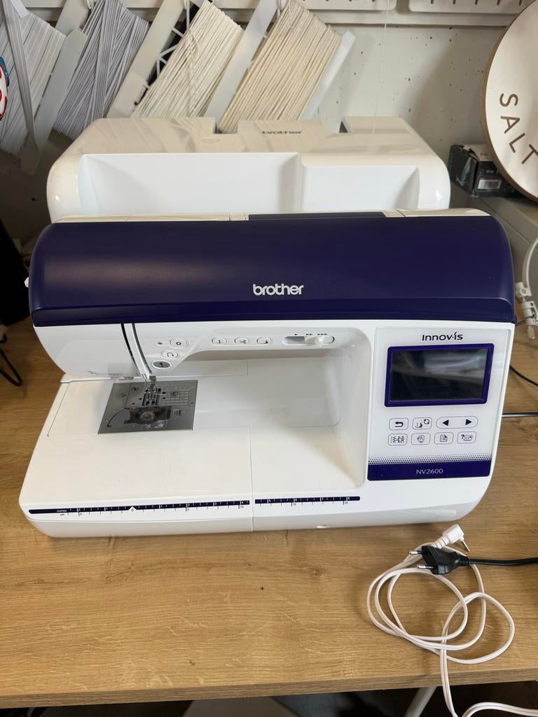 Brother Innovis NV2600 naai- en borduurmachine + extras!, Ophalen of Verzenden, Zo goed als nieuw, Naaimachine, Brother
