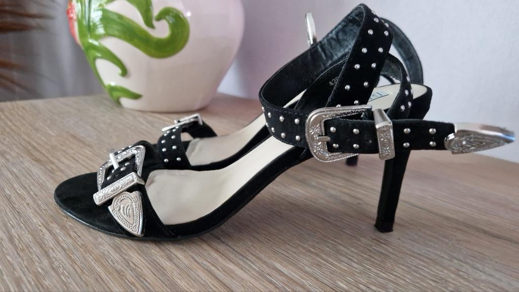 Zwarte sandalen met hak en studs, Kleding | Dames, Schoenen, Zwart, Sandalen of Muiltjes, Ophalen of Verzenden, Onbekend