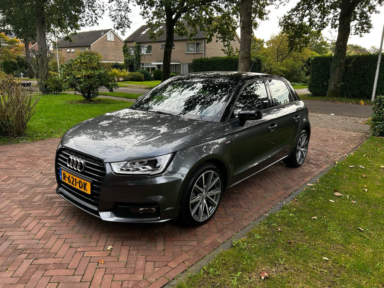 Audi A1 1.0 Tfsi 95pk 2018 Grijs-Zwart S-Line uitgevoerd, Auto's, Voorwielaandrijving, 95 pk, 23 km/l, Particulier