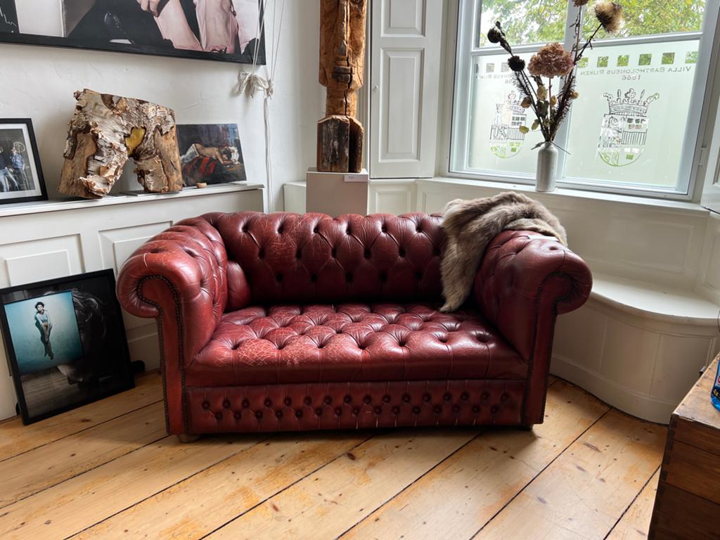 Originele rode tweezits Chesterfield bank, Ophalen, 150 tot 200 cm, Tweepersoons, Gebruikt