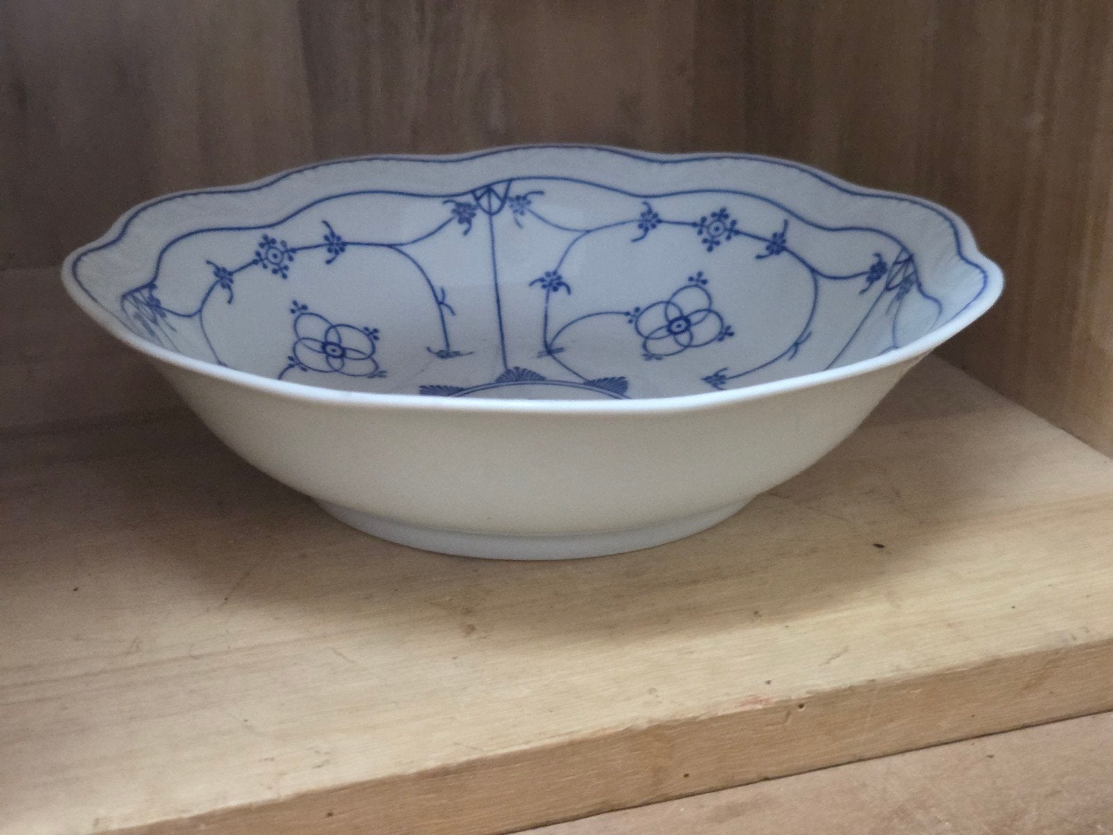 Antieke porseleinen schaal met blauw bloemmotief, Ophalen of Verzenden