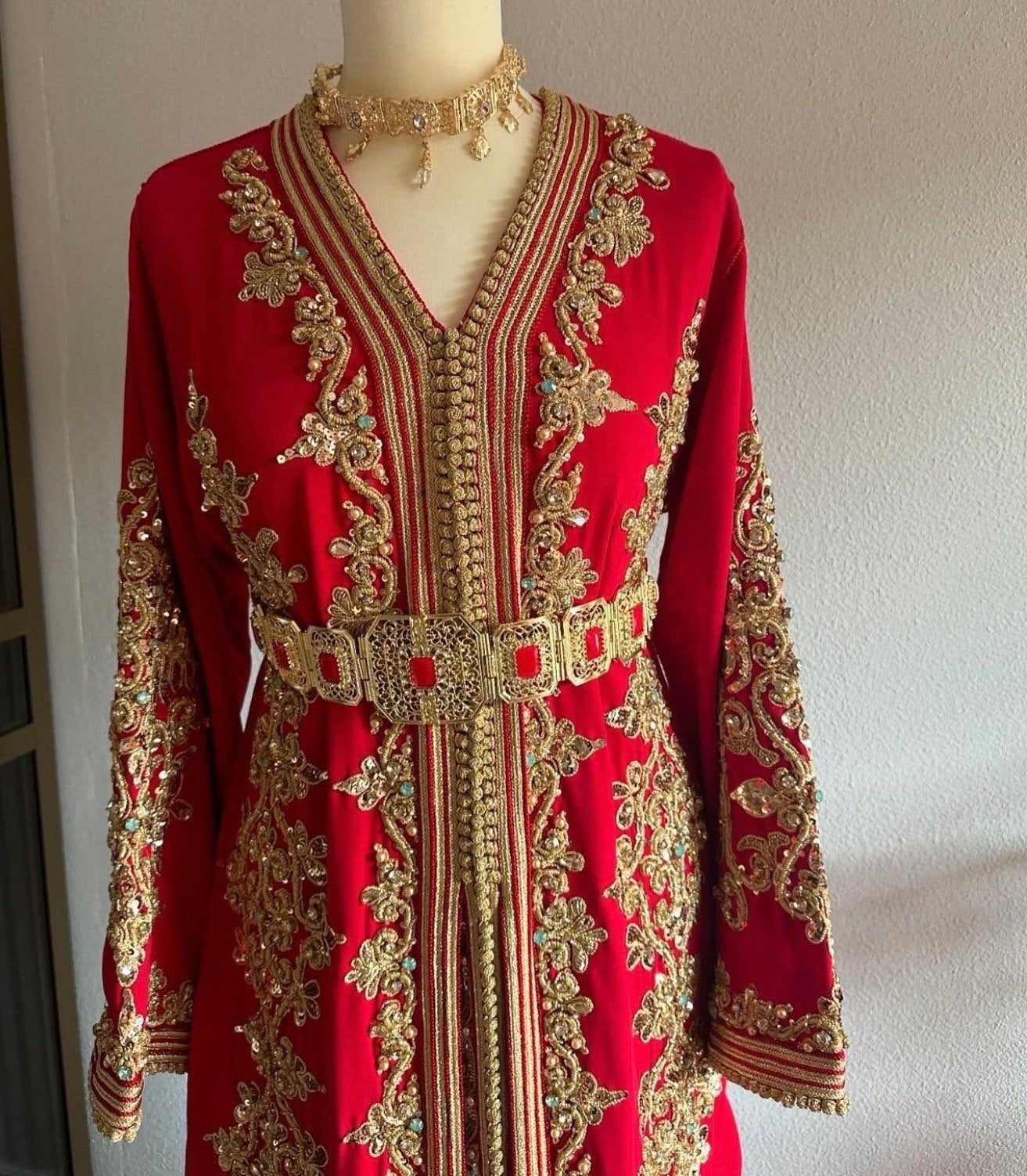 Handgemaakte Marokkaanse jurk met riem, Ophalen of Verzenden, Zo goed als nieuw, Rood, Onder de knie