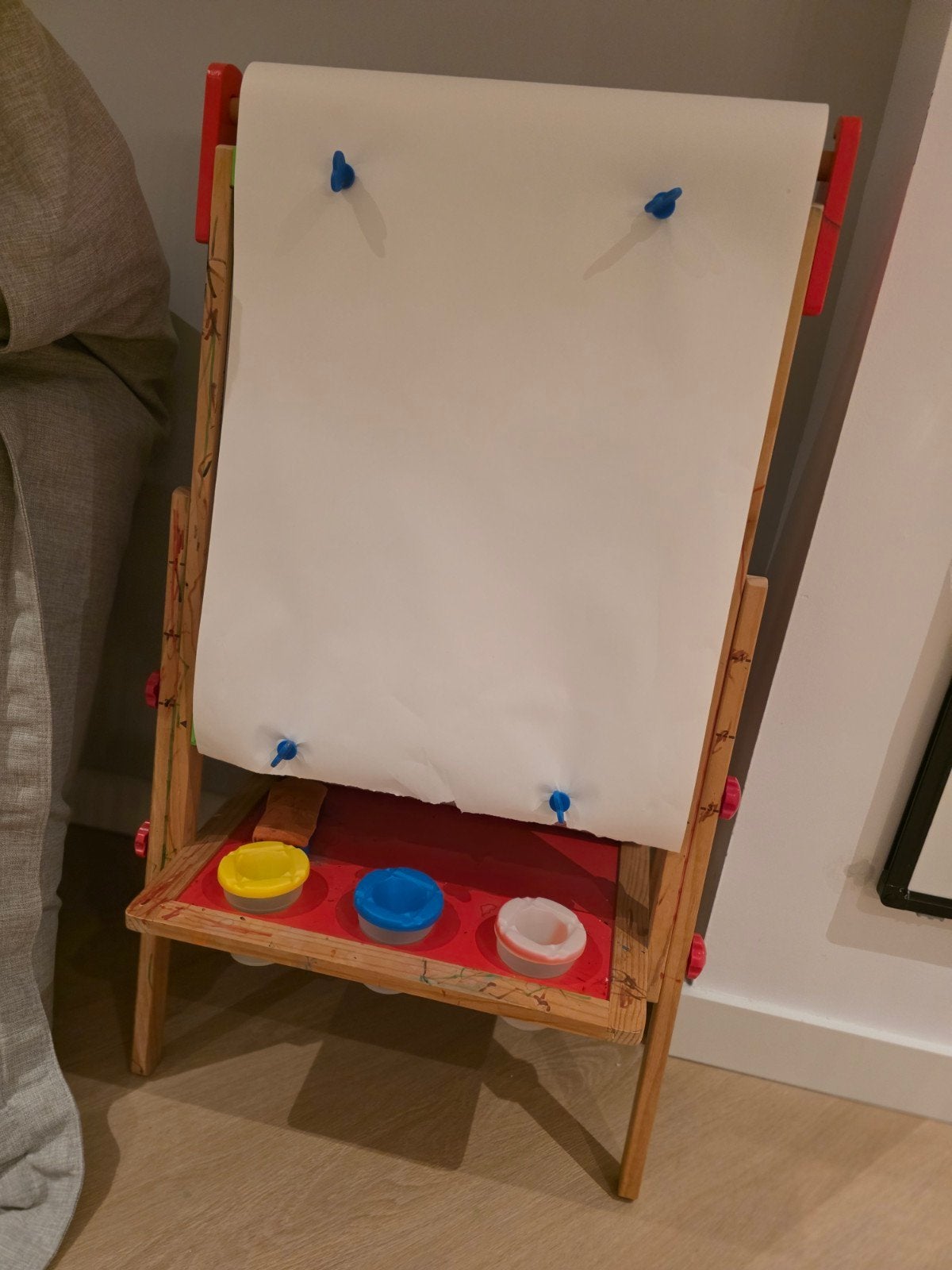 Houten kinder schildersezel met krijtbord en papierrol, Ophalen, Gebruikt, Knutselen