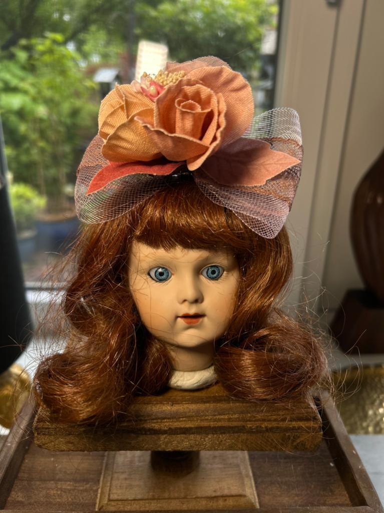 Poppenhoofdje porselein met rode haren en roze bloem, Verzamelen, Poppen, Ophalen of Verzenden, Zo goed als nieuw, X, Pop