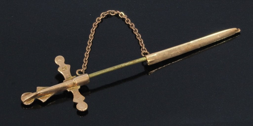 Zwaard broche antiek goud Engeland parels granaat fraai, Ophalen of Verzenden, Goud, Broche, Met edelsteen