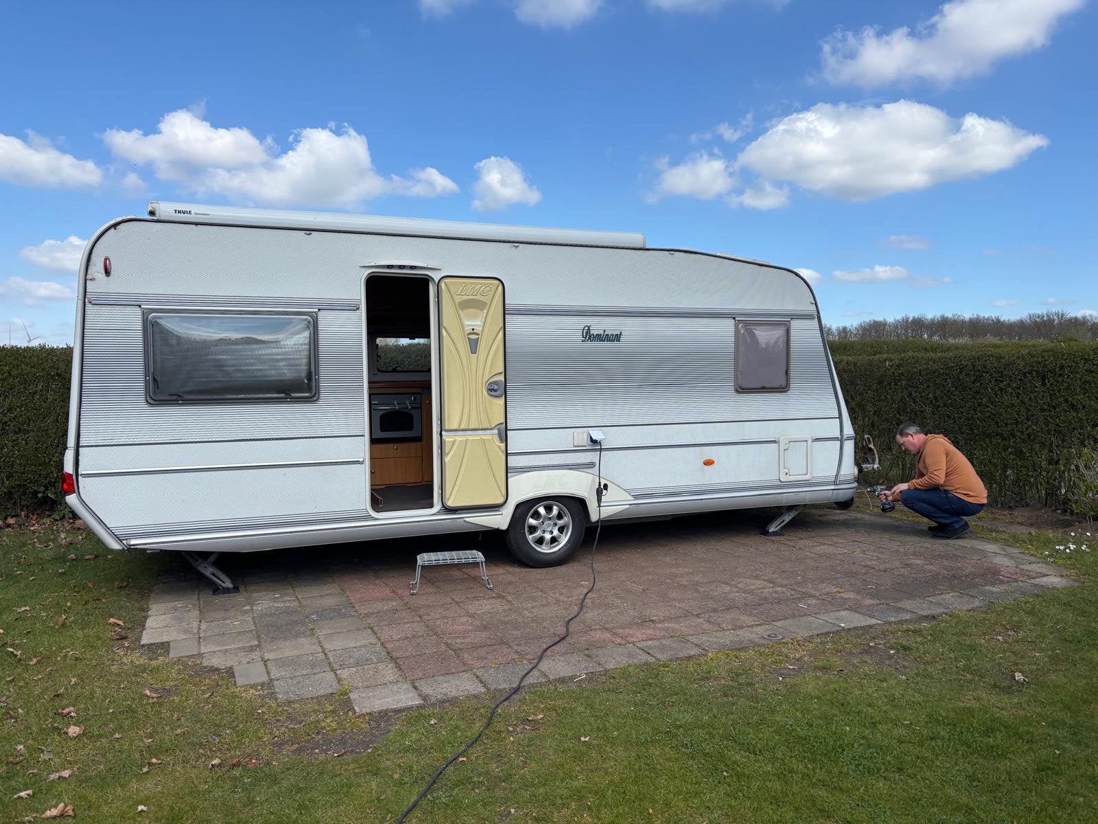 LMC Dominant 560 K1 2004, Airco, Frans bed, Omnistor luifel, Caravans en Kamperen, Rondzit, Frans bed, Airco, Particulier