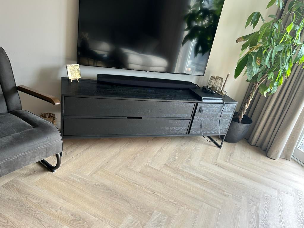 Zwart tv meubel, 150 tot 200 cm, Ophalen of Verzenden, Zo goed als nieuw, Minder dan 100 cm
