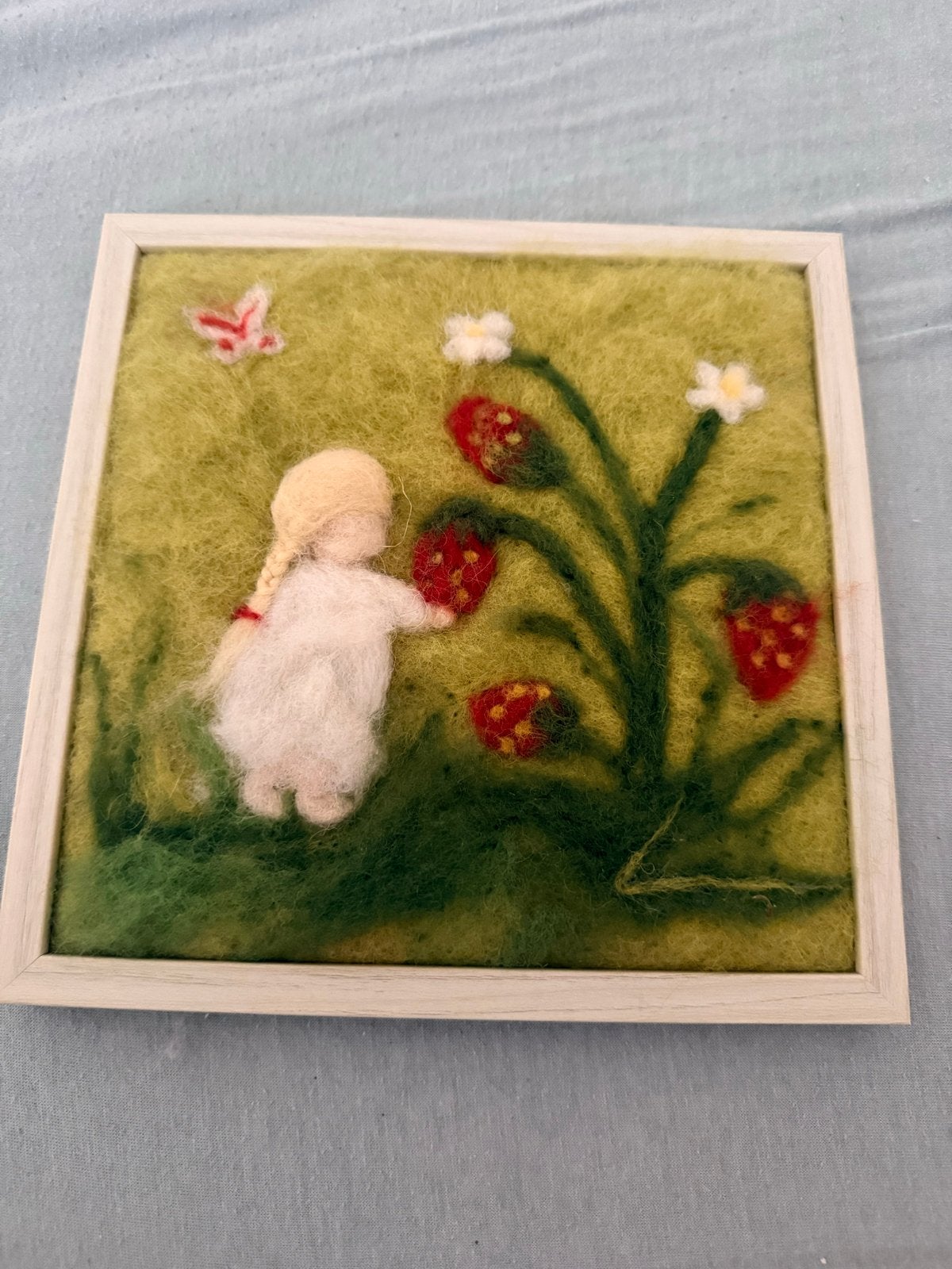 Handgemaakt vilt schilderij: Meisje plukt aardbeien, Handgemaakt, Textiel, Nieuw, Meerkleurig