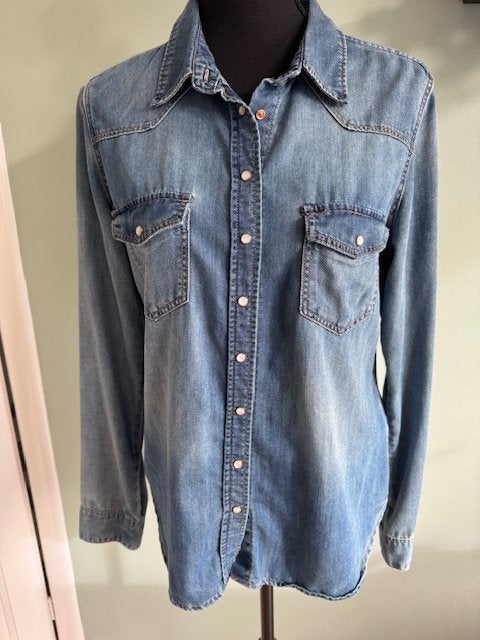 spijkerblouse stonewashed  mt 40 met parelmoer knoopjes, Maat 38/40 (M), H&M, Blauw, Ophalen of Verzenden
