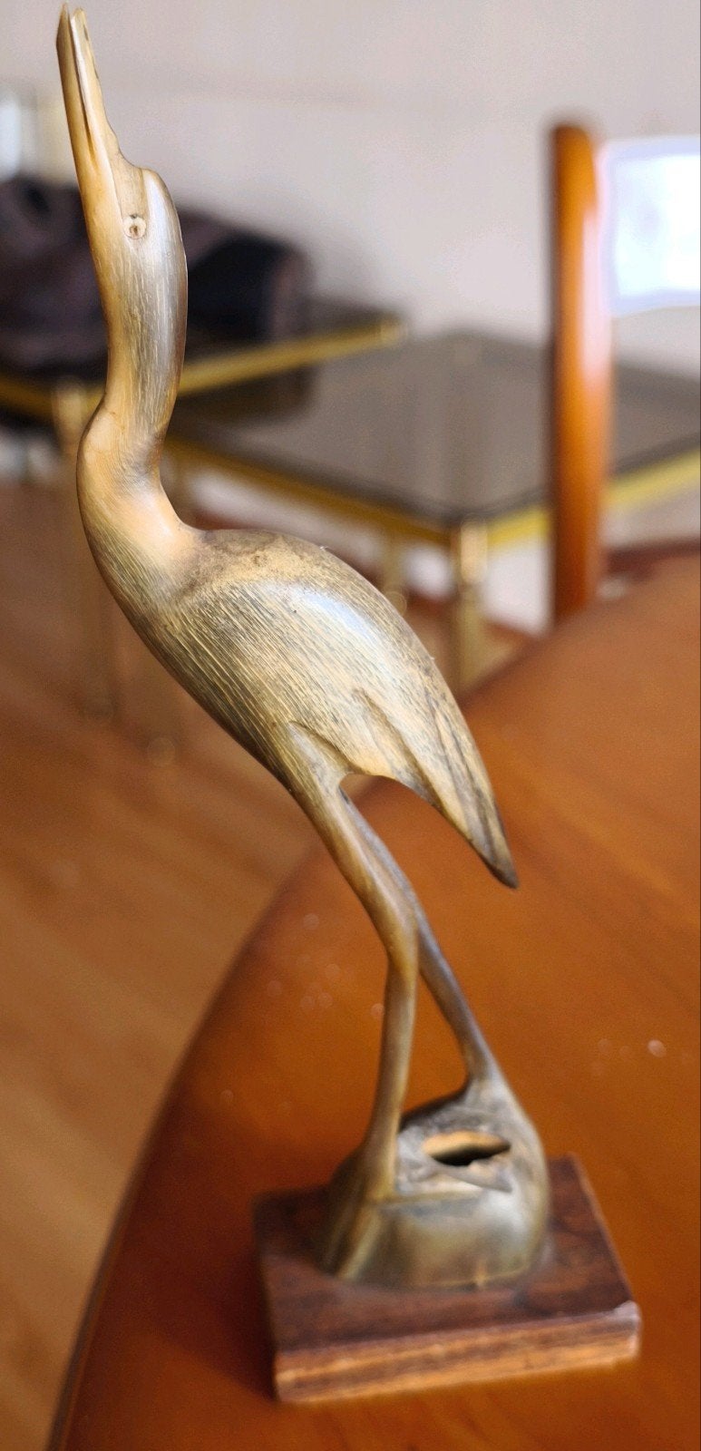 Vintage hoornen reigerbeeldje op sokkel, Ophalen of Verzenden, 20 - 50 cm, Beeld, Hout