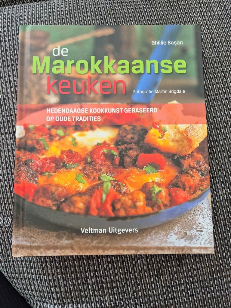 De Marokkaanse Keuken - Kookboek Ghillie Başan, Hoofdgerechten, Midden-Oosten en Marokko, Ophalen of Verzenden, Zo goed als nieuw