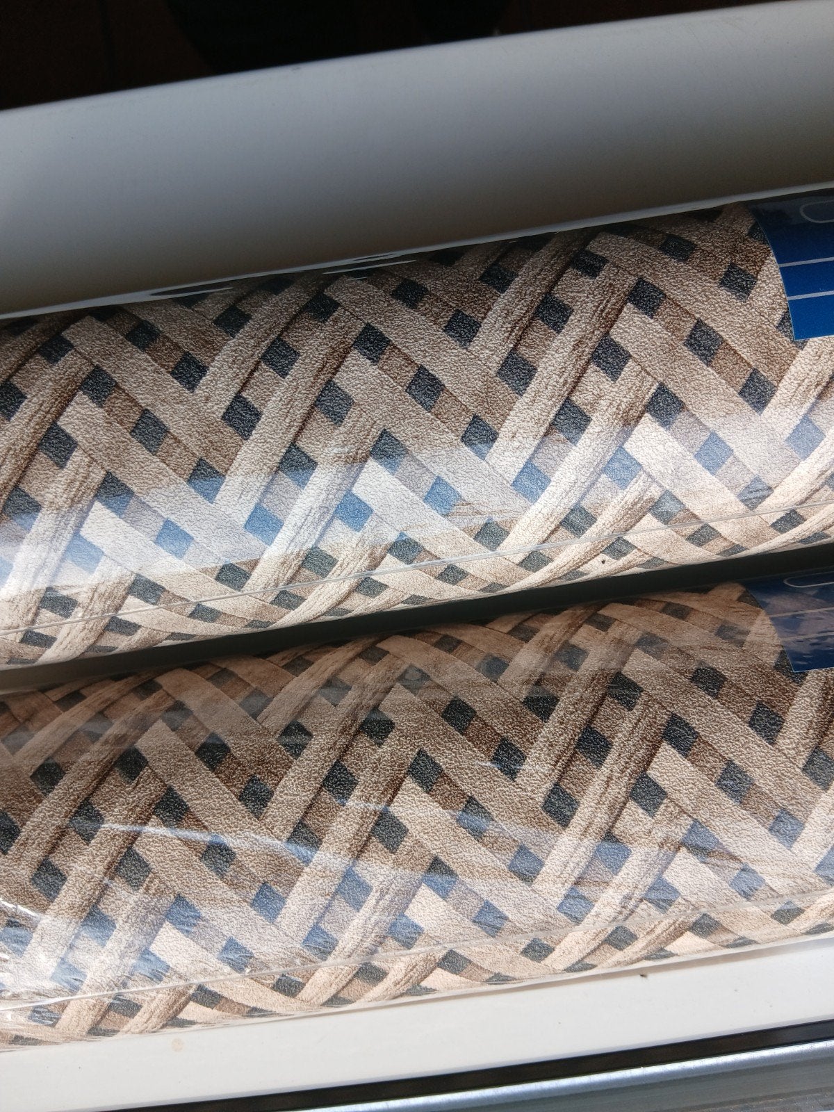 2 rollen behang, Ophalen