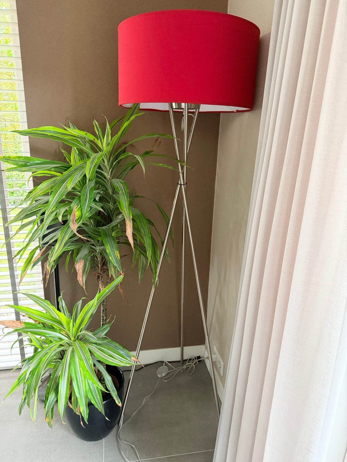 Staande lamp met rode kap - Modern design, Ophalen, E27 (groot), Zo goed als nieuw, Metaal