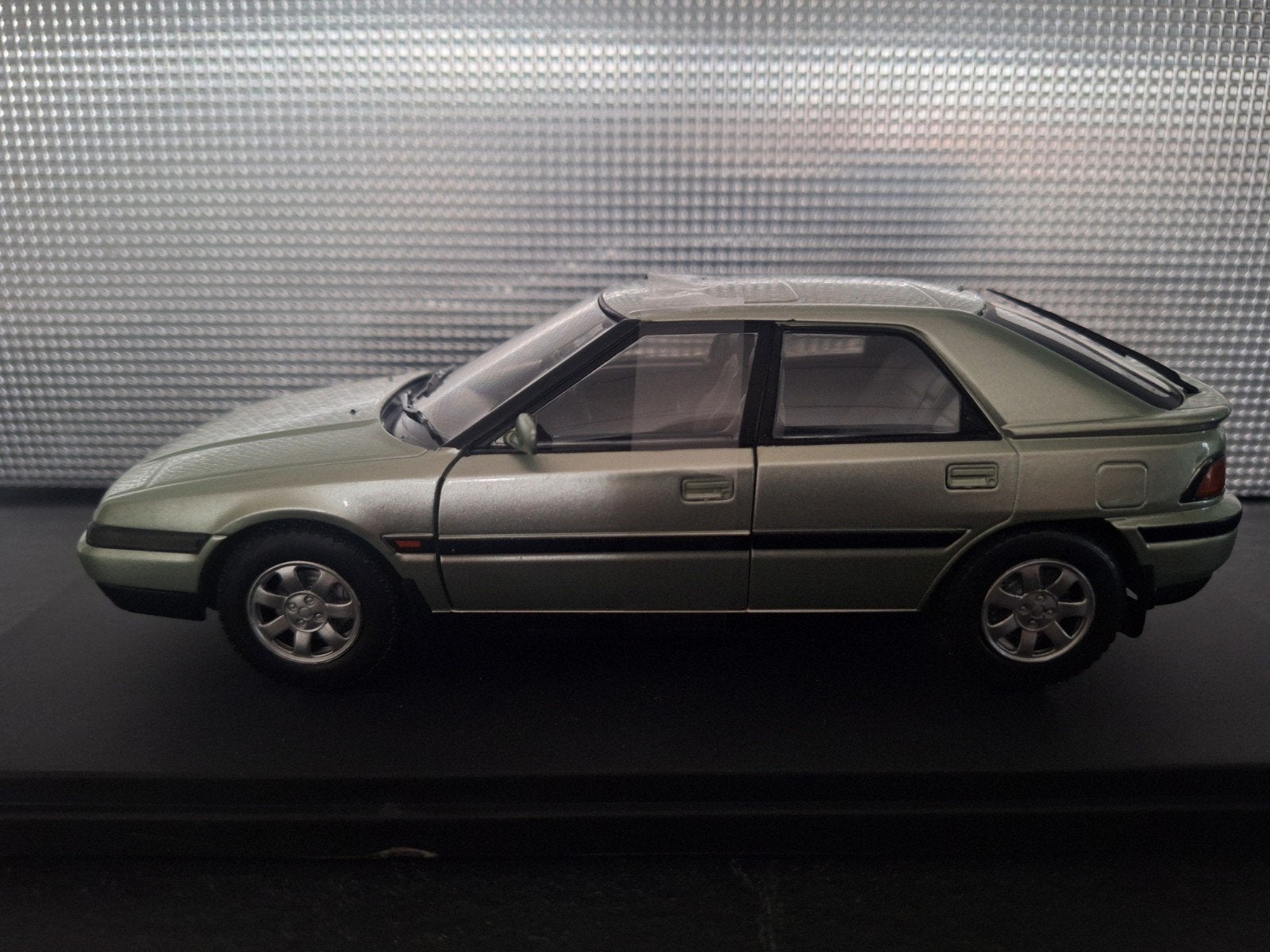 Mazda 323F 1989 Schaal 1:24, Hobby en Vrije tijd, Overige merken, WhiteBox, Auto, Nieuw