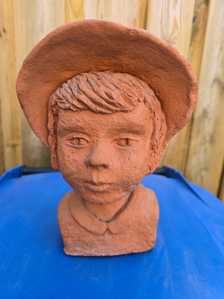Handgemaakt terracotta beeldje van kind met hoed, 24 cm, Verzamelen, Ophalen, Gebruikt, Mens