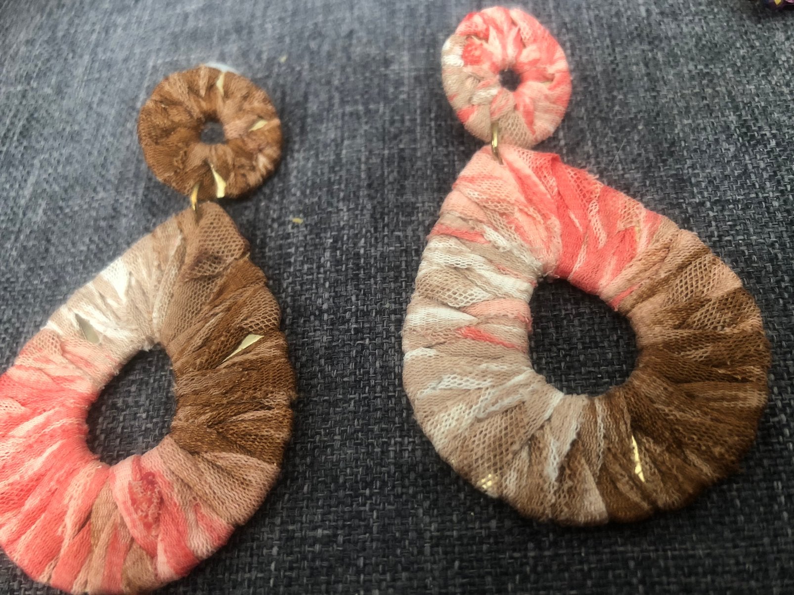 Oorbellen met kleurtjes, Sieraden, Tassen en Uiterlijk, Oorbellen, Ophalen of Verzenden, Zo goed als nieuw, Overige materialen