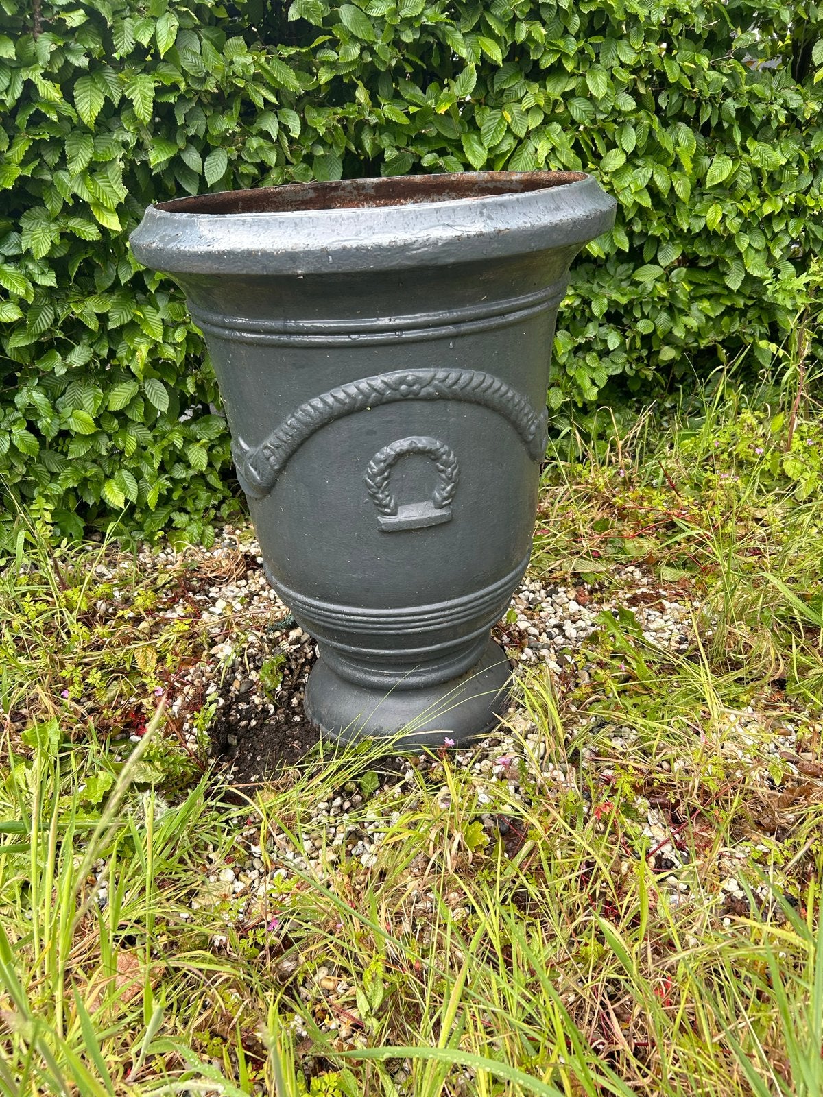 Antieke gietijzeren plantenbak - robuust en decoratief, Ophalen, Overige materialen, Gebruikt, Minder dan 60 cm