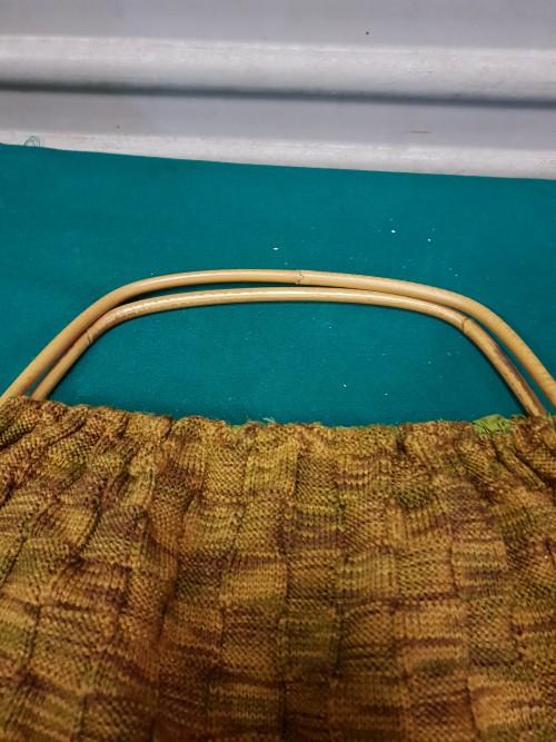 Handtas, retro, gehaakt, bruin groen, rotan handvatten, Sieraden, Tassen en Uiterlijk, Tassen | Damestassen, Ophalen of Verzenden