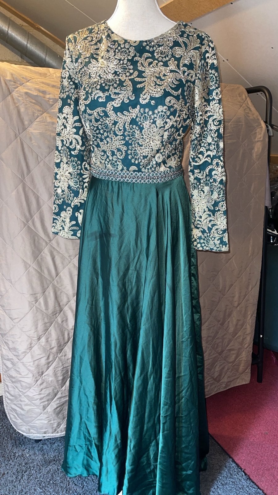 Elegante avondjurk met gouden borduursels, Maat 38/40 (M), Ophalen of Verzenden, Zo goed als nieuw, Onder de knie