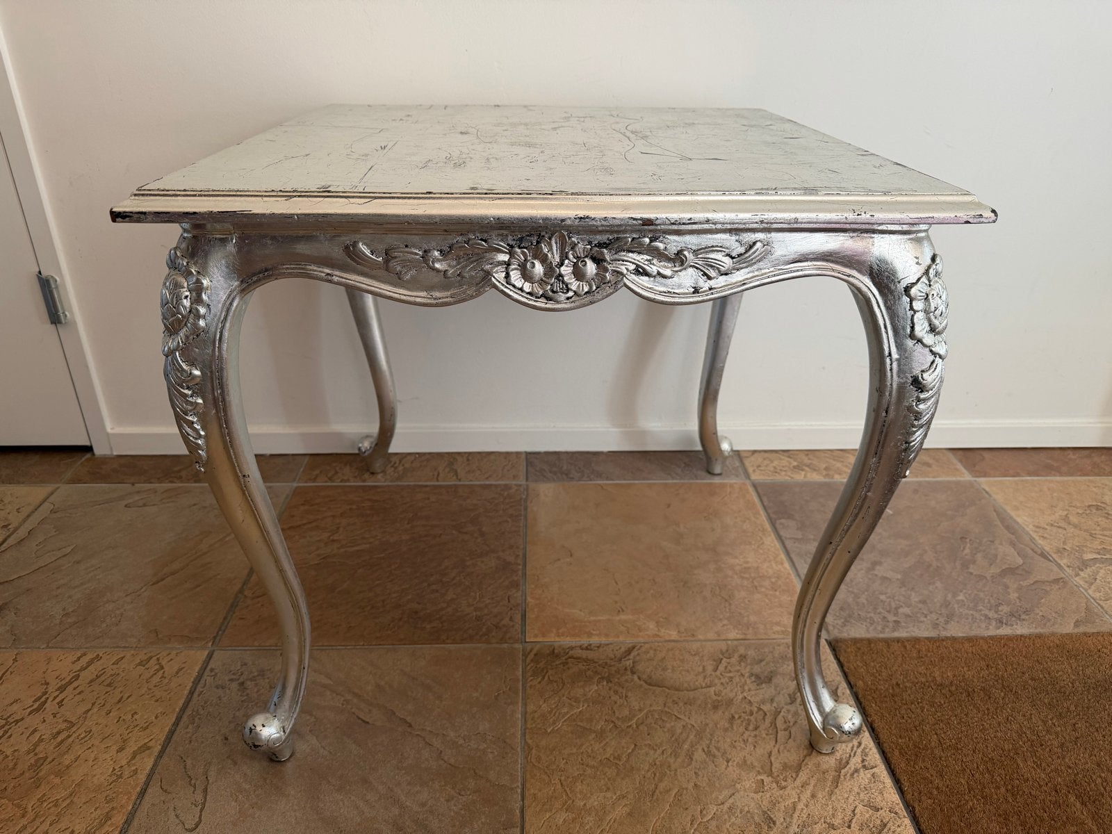 Zilverkleurige Bijzettafel in Vintage Barokstijl - 65cm Hoog, Huis en Inrichting, Ophalen, Minder dan 55 cm, Gebruikt, Metaal of Aluminium