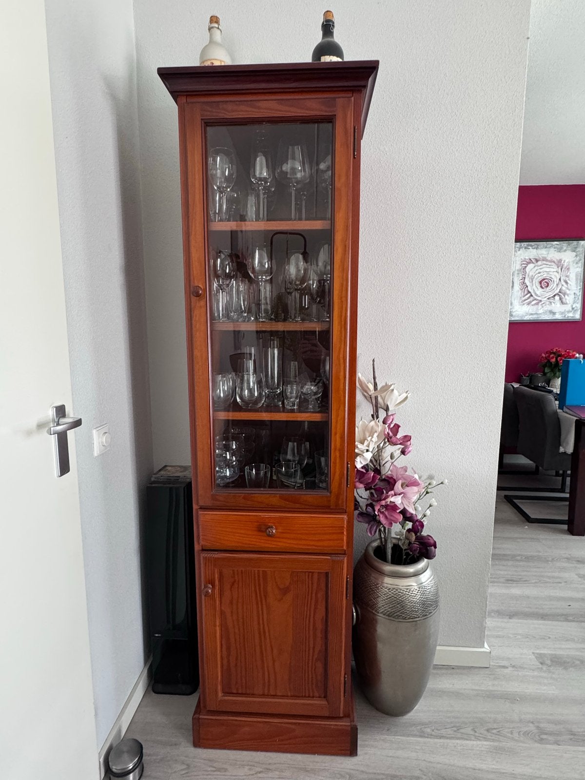 Mooie houten vitrinekast met glazen deur, Huis en Inrichting, Ophalen, Minder dan 50 cm, Gebruikt, Met lade(s)