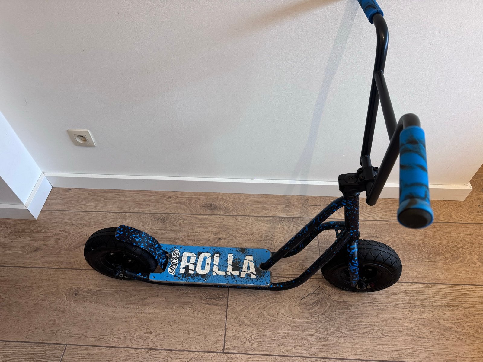 Rocker Rolla Stuntstep - Zwart/Blauw Design, Fietsen en Brommers, Ophalen, Gebruikt, Gewone step